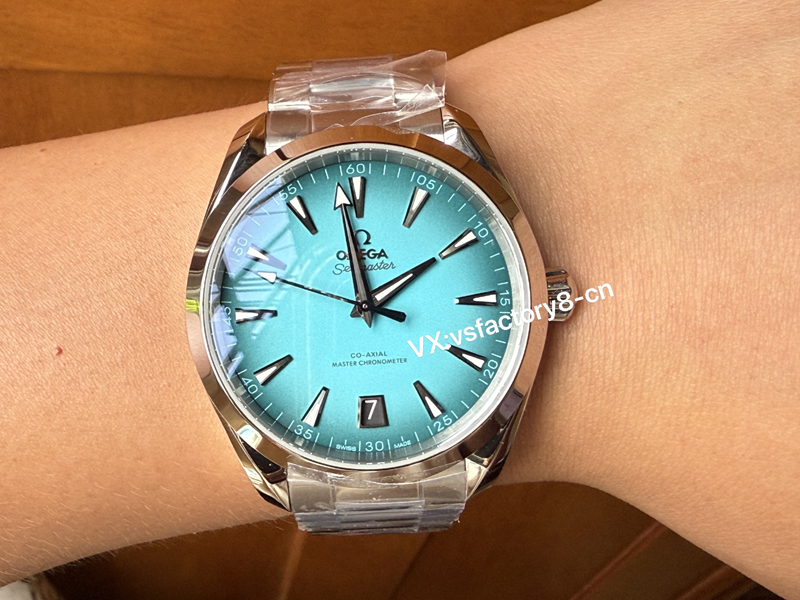 歐米茄綠松石海馬150米丹東8900機復刻表細節(jié)做工還原深度評測