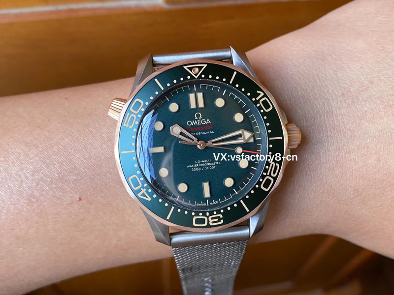 歐米茄青銅金復古綠無暇海馬300米丹東8806一體機復刻表細節做工品質是最高版本嗎