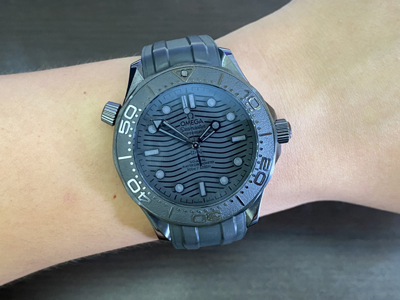 歐米茄黑武士墨黑海馬300米丹東8806一體機芯細節(jié)做工復(fù)刻是最高品質(zhì)嗎